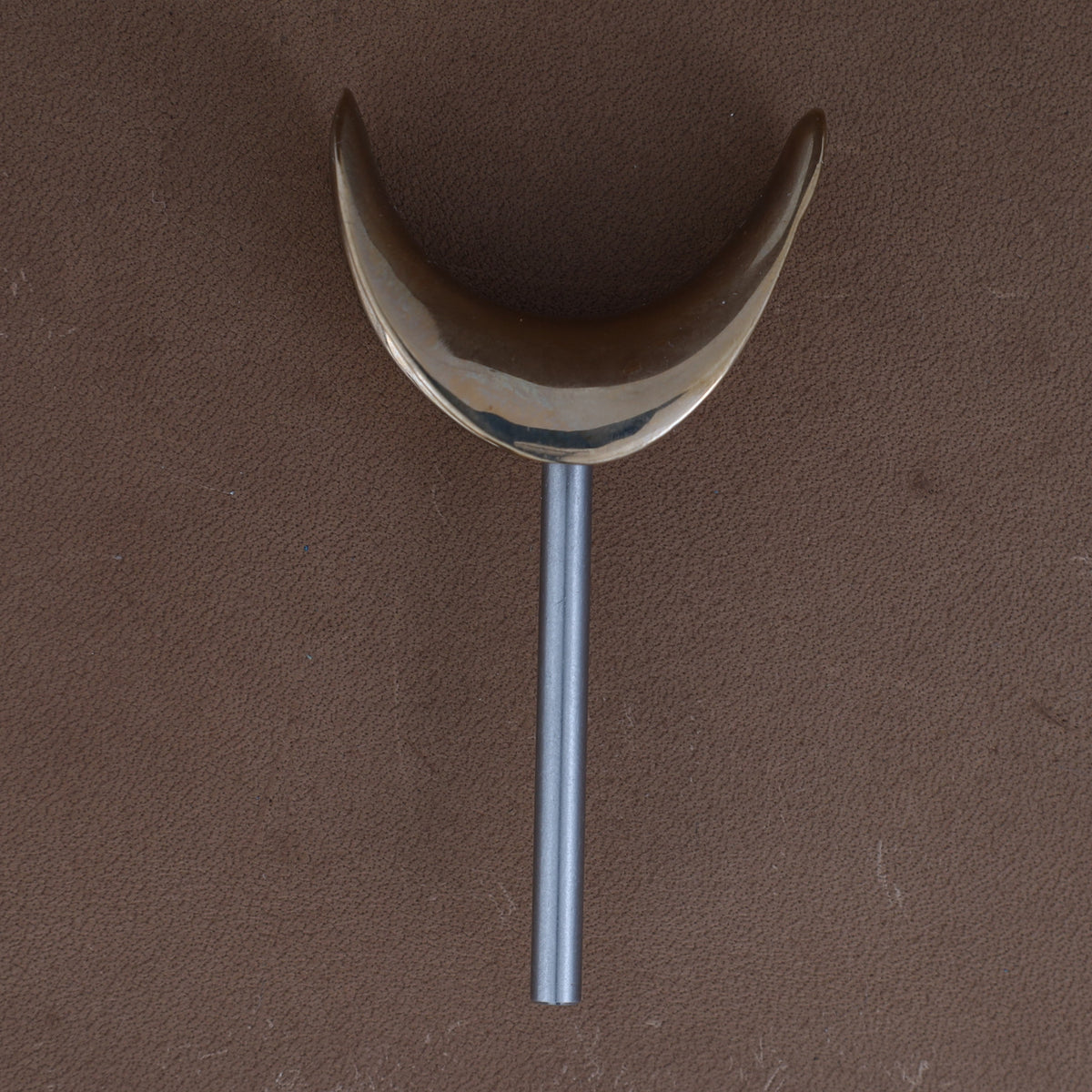 Swivel knife saddle rounded yoke close up